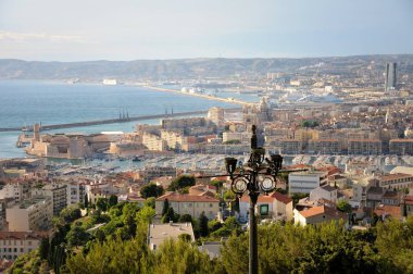 Marsilya görünümünü bir yükseklikten. Yatlar için bir park yeri ile bir koy. Kargo liman gemi ve kayalar içinde belgili tanımlık geçmiş olan.