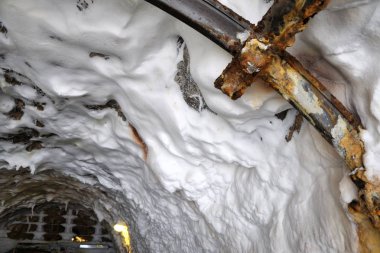 Tuz tuz tavanda mağara eski benim beyaz doğal sarkıt ile.  