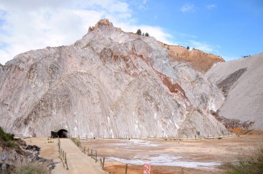 Tuz girişine benim beyaz doğal sarkıt ile eski bir mağara. Cardonas tuz Dağı kültür Parkı. Cardona, İspanya.