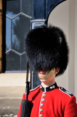 Londra - 30 Eylül 2015: Tower of London, Kraliyet Muhafızı. İngiliz koruma kırmızı üniformalı Londra iz var.