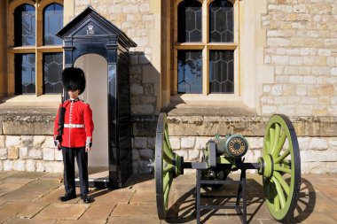 Londra - 30 Eylül 2015: Tower of London görev yeşil silah yakınındaki Kraliyet Muhafız. İngiliz koruma kırmızı üniformalı Londra iz var.
