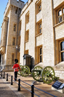 Londra - 30 Eylül 2015: Kraliyet Muhafız görev yeşil silah yakınındaki Londra yürüyüş içinde. İngiliz koruma kırmızı üniformalı Londra iz var.