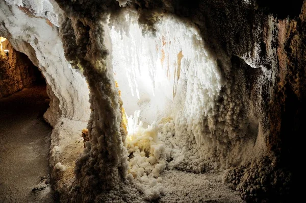 Caverna Sal Uma Mina Velha Com Estalactites Naturais Brancos — Fotografia de Stock