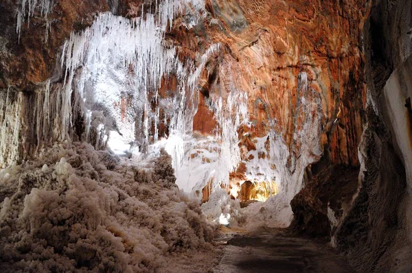 Caverna Sal Uma Mina Velha Com Estalactites Naturais Brancos — Fotografia de Stock