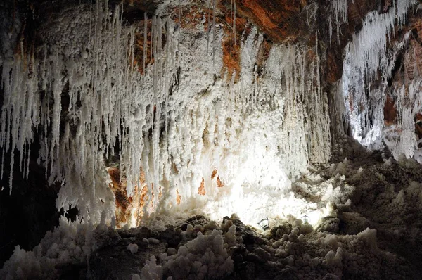 Jaskinia Solna Starej Kopalni Biały Naturalny Stalaktyty — Zdjęcie stockowe