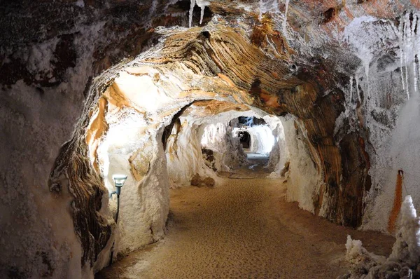 Caverna Sal Uma Mina Velha Com Estalactites Naturais Brancos — Fotografia de Stock