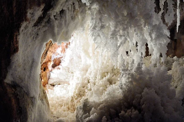 Caverna Sal Uma Mina Velha Com Estalactites Naturais Brancos — Fotografia de Stock