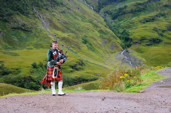 Scottish Highlands September 2015 Piper Traditional Scottish Outfit Plays Bagpipes — Stock Photo, Image