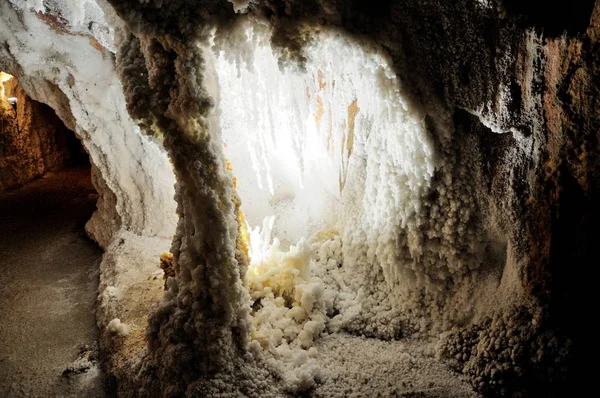 塩は白い自然な鍾乳石の鉱山を古い洞窟します ロイヤリティフリーのストック写真