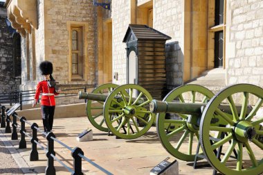 Londra - 30 Eylül 2015: Kraliyet Muhafız görev yeşil silah yakınındaki Londra yürüyüş içinde. İngiliz koruma kırmızı üniformalı Londra iz var.