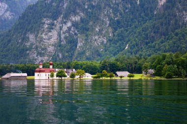 St Bartholomew's kilise Konigssee. Su Dağları nın arka planı göster. Bavyera, Almanya.