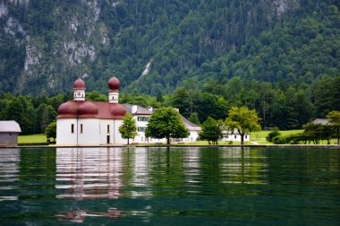St Bartholomew's kilise Konigssee. Su Dağları nın arka planı göster. Bavyera, Almanya.