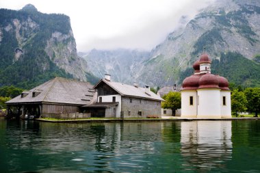 St Bartholomew's kilise Konigssee. Su Dağları nın arka planı göster. Bavyera, Almanya.