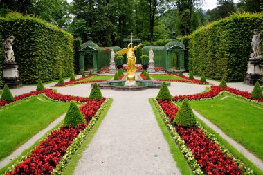 Altın çeşme melek Linderhof Sarayı'nın yan bahçede.