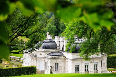 Parktan Linderhof saraya görüntülemek.