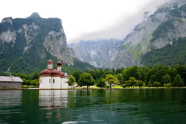 Igreja São Bartolomeu Konigssee Vista Água Contra Fundo Das Montanhas — Fotografia de Stock