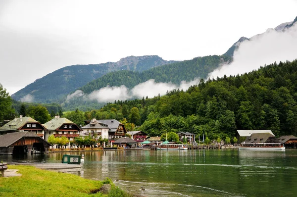 Casas Muelle Orilla Del Lago Konigssee Montañas Con Nubes Fondo —  Fotos de Stock