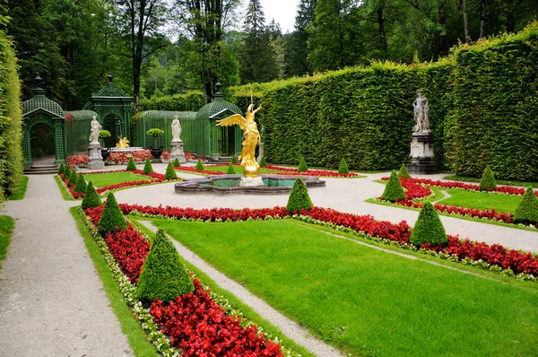 Goldener Brunnenengel Seitengarten Des Linderhofes — Stockfoto