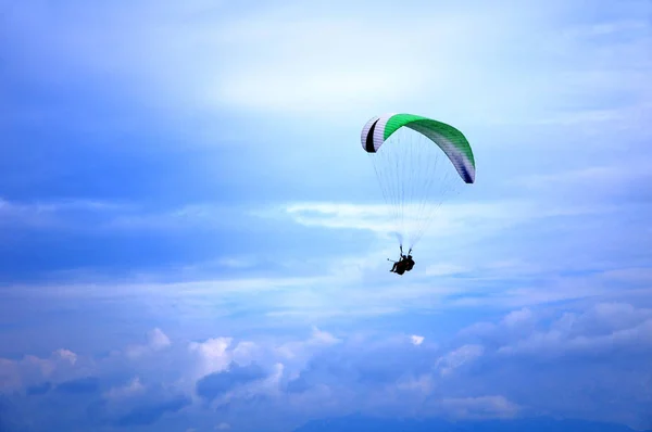 Parapente Volando Cielo Azul Con Hermosas Nubes — Foto de Stock