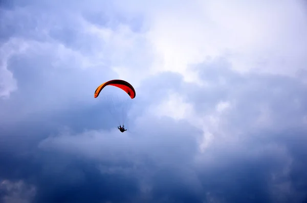 Parapente Volant Dans Ciel Bleu Avec Beaux Nuages — Photo