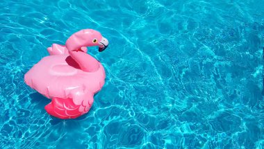 Sıcaktan sonra ferahlık Yaz kavramı. Şişme pembe flamingo berrak dalgahavuz suda yüzer. Metin, kopyalama alanı için bir yer var. Bir poster, afiş veya el ilanı için güzel oyuncak. Izole