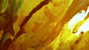 Akrilik boya ile soyut koyu sarı arka plan. Lekeler ile dikey sıvı turuncu çizgiler. Sıvı suluboya boşanmalar