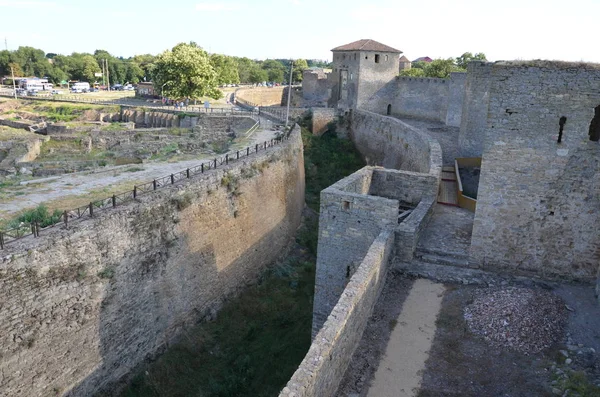  Belgorod-Dniester Kalesi - tarihi bir anıt ve XIII-Xv yüzyılların şehir planlama. Ukrayna toprakları üzerinde en iyi korunmuş kale biridir..      .           .  .        .   .