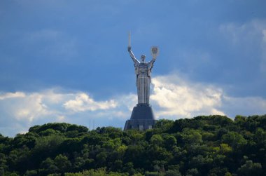 Kiev Dinyeper Nehri mimarinin orta ve köprü ve sahile binalar görünümünü. Dinyeper kıyısında yaz manzaraları