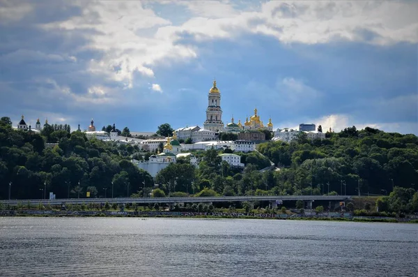 从基辅的中央的第聂伯河建筑和桥梁和岸边的建筑 德尼珀河畔的夏季景观 — 图库照片