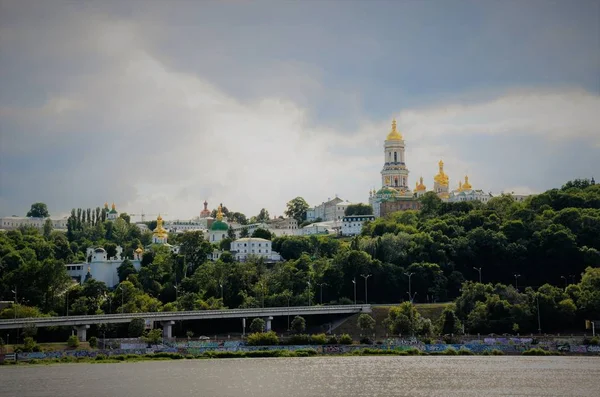 キエフのドニエプル川建築の中間および橋の海岸の建物からの眺め ドニエプル川の銀行の夏風景 — ストック写真