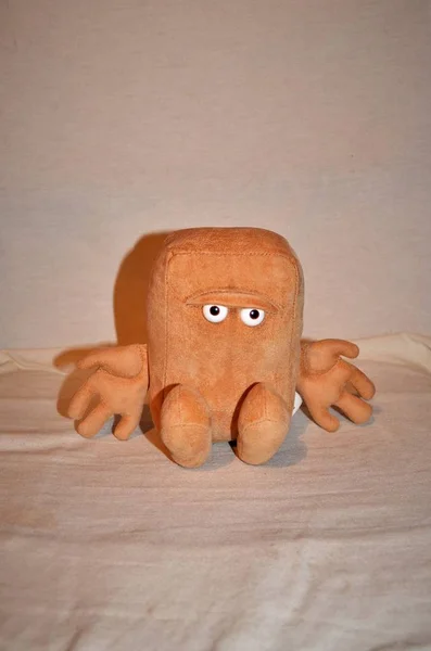 Bir dizüstü bilgisayar üzerinde duran küçük oyuncak Yarışması oyuncak bebek.