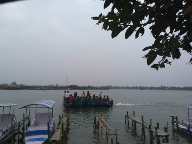  Kış gölde tekne yolculuğu