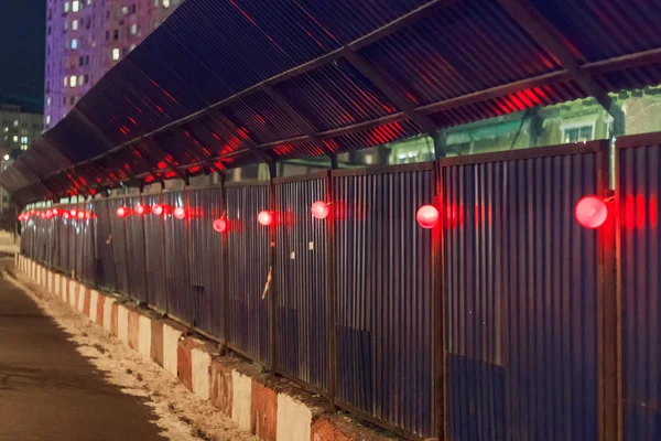 Pared en un sitio de construcción con bombillas rojas —  Fotos de Stock