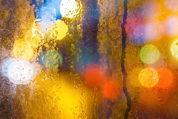 Chuva cai na janela da noite — Fotografia de Stock