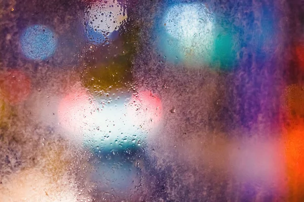 Regen druppels op venster met onscherpe achtergrond — Stockfoto