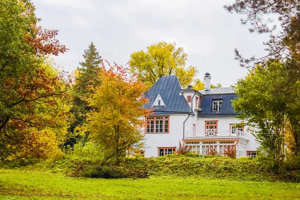 Autumn landscape with a house — Stock Photo, Image