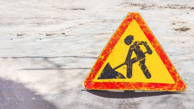 Boşaltmak olan yol üzerinde oturum