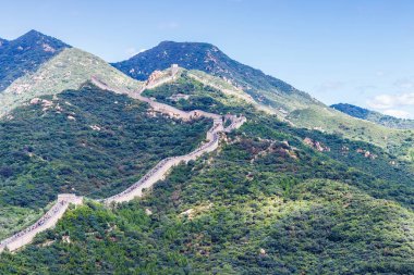 Çin Seddi. Dağlarda uzaktan görünümü