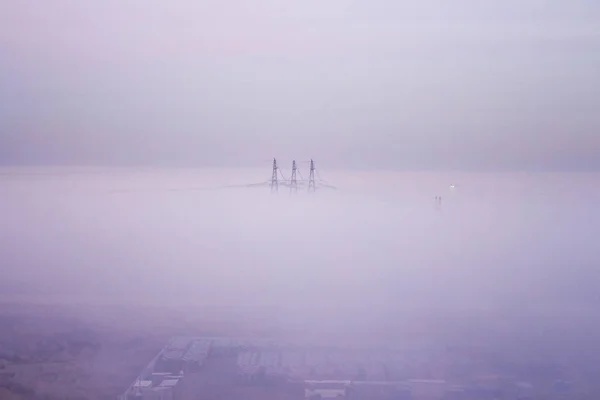 Ομίχλη καλύπτει electrotowers — Φωτογραφία Αρχείου