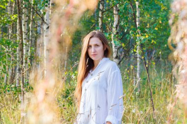 Genç kız sarışın alanında