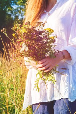 Bir buket çiçegi tutan kadın