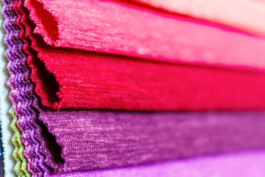 Renkli iç kumaşlar yakın çekim örnekleri. Arka plan bulanık ile seçici odak