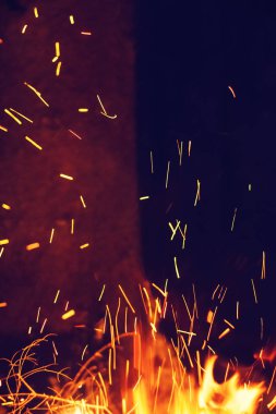 Gece şenlik ateşi ile kıvılcım