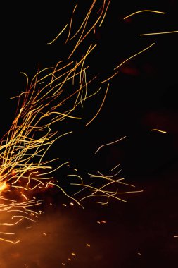 Gece şenlik ateşi ile kıvılcım