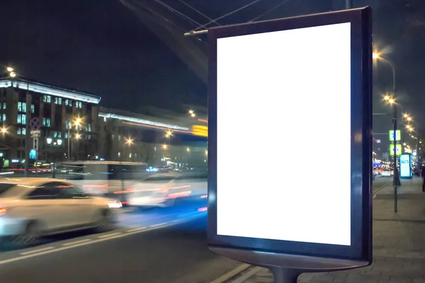 Lightbox em branco à noite com luzes de carro em borrão de movimento — Fotografia de Stock
