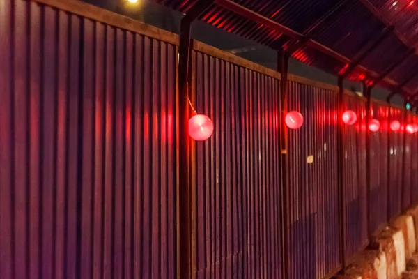 Pared en un sitio de construcción con bombillas rojas — Foto de Stock