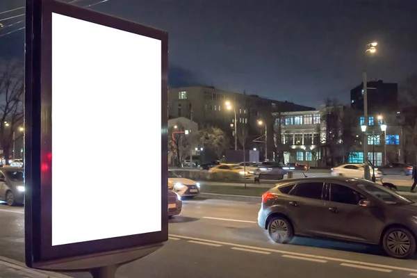 Mock-up de caixa de luz branca em branco à noite — Fotografia de Stock