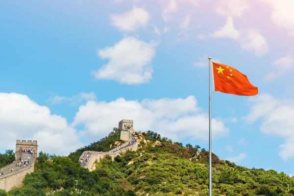 Китайский флаг на фоне Великой стены — стоковое фото