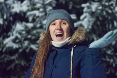 Genç kız kar taneleri bir kış yakalar.