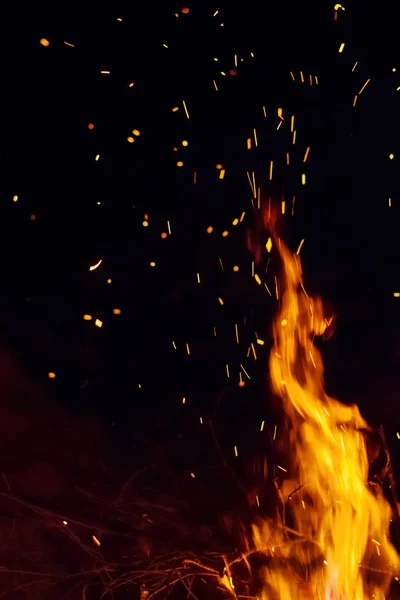 Gece Şenlik Ateşi Ile Kıvılcım Arka Plan Boşaltmak Ile Ateş — Stok fotoğraf
